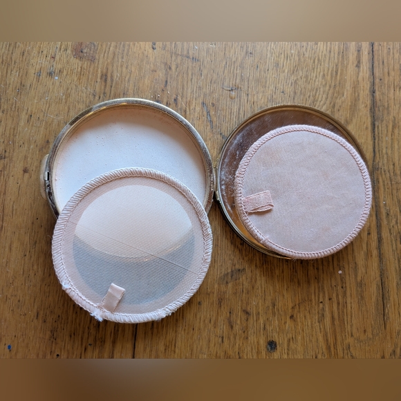 Vntage American Gold Tone Deer design Compact, 1950’s - Picture 9 of 9